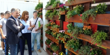 Paz Velázquez y Juan José Torreblanca, junto al jardín vertical instalado en el Buen Acuerdo.