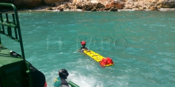 Imagen del rescate de un segundo cuerpo hallado en Aguadú el pasado 4 de abril por agentes del Grupo de Actividades Subacuáticas de la Guardia Civil.