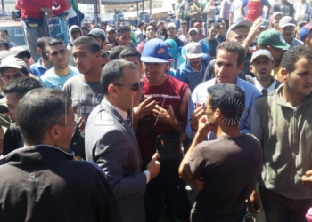 Los porteadores volvieron a manifestarse ayer por la mañana en territorio neutral para protestar por la restricción del horario en el que se permitirá a partir de ahora el comercio atípico: entre las 7:00 y las 11:00 horas. En la foto, el jefe del Distrito policial de Nador conversa con los manifestantes.