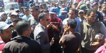 Los porteadores volvieron a manifestarse ayer por la mañana en territorio neutral para protestar por la restricción del horario en el que se permitirá a partir de ahora el comercio atípico: entre las 7:00 y las 11:00 horas. En la foto, el jefe del Distrito policial de Nador conversa con los manifestantes.