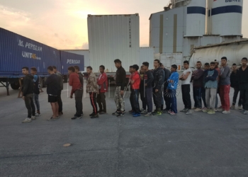 Imagen de los jóvenes magrebíes interceptados ayer en el puerto de Melilla