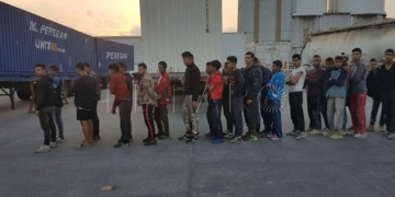 Imagen de los jóvenes magrebíes interceptados ayer en el puerto de Melilla