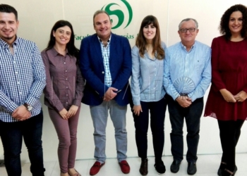 Juan Antonio Marmolejo (c) posa junto a su equipo directivo en la Facultad de Ciencias Sociales de Melilla.