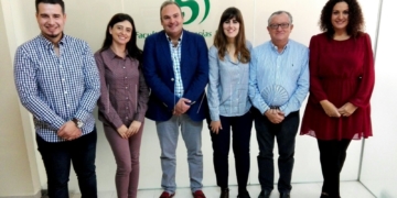 Juan Antonio Marmolejo (c) posa junto a su equipo directivo en la Facultad de Ciencias Sociales de Melilla.