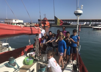 Los jóvenes regatistas del Real Club Marítimo de Melilla visitaron durante estos días la embarcación Acrobat que lleva dentro del proyecto Sailing Living Lab.