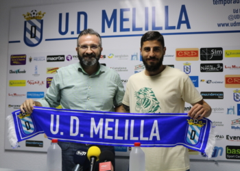 El nuevo fichaje, junto al presente de la entidad unionista Luisma Rincón, en su presentación oficial.