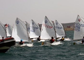 La bahía melillense alberga este fin de semana las pruebas para las flotas de vela ligera y tabla