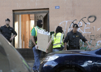 GRA012 MELILLA, 30/05/2014.- Seis personas han sido detenidas en Melilla en un operación de la Guardia Civil y de la Policía Nacional en la que ha sido desarticulada una red internacional de captación y envío de yihadistas para su integración en organizaciones terroristas asentadas en Mali y Libia. En la imagen, los agentes se llevan documentación tras un registro. EFE/F.G.Guerrero