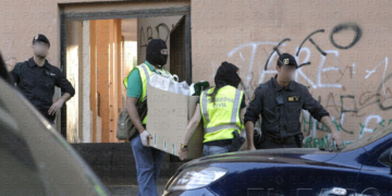 GRA012 MELILLA, 30/05/2014.- Seis personas han sido detenidas en Melilla en un operación de la Guardia Civil y de la Policía Nacional en la que ha sido desarticulada una red internacional de captación y envío de yihadistas para su integración en organizaciones terroristas asentadas en Mali y Libia. En la imagen, los agentes se llevan documentación tras un registro. EFE/F.G.Guerrero