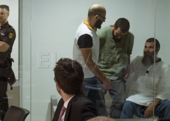 GRA67. MADRID, 10/07/2017.- Un momento del juicio que se celebra en la Audiencia Nacional contra los 6 presuntos yihadistas, detenidos en 2014 en Melilla en la operación Javer, acusados de captar combatientes marroquíes y españoles para Al Qaeda para atentar en el Magreb o "en suelo occidental", hechos por los que se enfrentan a 10 y 12 años de cárcel. EFE/Luca Piergiovanni