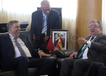 GRA384. RABAT, 30/06/2017.- El ministro del Interior, Juan Ignacio Zoido (d), conversa con su homólogo marroquí, Abdelouafi Laftif (i), durante la reunión que han mantenido en Rabat (Marruecos), en el marco de las excelentes relaciones entre ambos países" y previamente a la celebración en Sevilla, el próximo lunes 3 de julio, de la Cumbre del G4 de los ministros de este área de España, Marruecos, Francia y Portugal. EFE/Javier Otazu