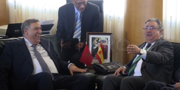 GRA384. RABAT, 30/06/2017.- El ministro del Interior, Juan Ignacio Zoido (d), conversa con su homólogo marroquí, Abdelouafi Laftif (i), durante la reunión que han mantenido en Rabat (Marruecos), en el marco de las excelentes relaciones entre ambos países" y previamente a la celebración en Sevilla, el próximo lunes 3 de julio, de la Cumbre del G4 de los ministros de este área de España, Marruecos, Francia y Portugal. EFE/Javier Otazu