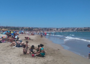 Los bañistas reclaman civismo para mantener la playa limpia y más pasarelas