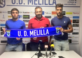 Imagen de la presentación de los dos nuevos futbolistas azulinos junto al presidente de la entidad melillense, Luisma Rincón.