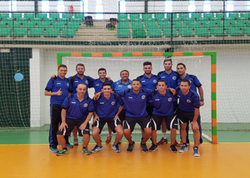 El entrenador melillense, con los que fueron sus jugadores la temporada pasada.