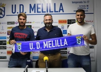 Ambos jugadores posando con la bufanda de la escuadra de nuestra ciudad, en presencia del presidente azulino, Luisma Rincón.