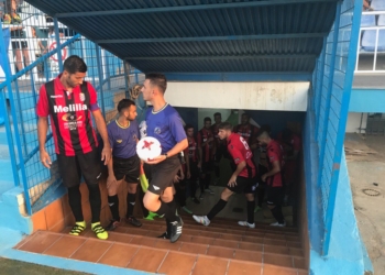 Salida de los jugadores de la UD Melilla por el túnel de vestuarios.