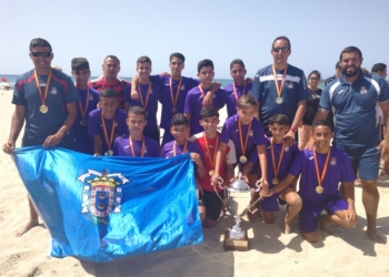 Componentes de la escuadra merengue que se alzaron con el Campeonato de España, en la mañana de ayer.