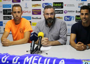 Luisma Rincón, presidente de la entidad azulina, flanqueado por el defensa vasco Odei Onaindía y por el mediapunta balear Rubén Martínez, durante la presentación oficial de ambos jugadores.