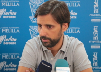 Alejandro Alcoba seguirá al frente de la nave azulina melillense