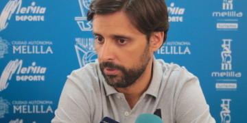 Alejandro Alcoba seguirá al frente de la nave azulina melillense