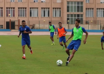 Los futbolistas trabajaron la posesión del esférico en un ejercicio con cambios de rol incluidos