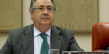 GRA018 MADRID,18/6/2017.- El ministro del Interior, Juan Ignacio Zoido, poco antes de su comparecencia en el Congreso de los Diputados para informar de la política migratoria del Ejecutivo tras la muerte de 49 personas en el naufragio de una patera en el mar de Alborán, así como para responder por el compromiso de España en materia de acogida de refugiados.EFE/Ballesteros