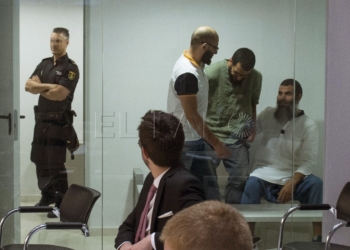 GRA67. MADRID, 10/07/2017.- Un momento del juicio que se celebra en la Audiencia Nacional contra los 6 presuntos yihadistas, detenidos en 2014 en Melilla en la operación Javer, acusados de captar combatientes marroquíes y españoles para Al Qaeda para atentar en el Magreb o "en suelo occidental", hechos por los que se enfrentan a 10 y 12 años de cárcel. EFE/Luca Piergiovanni