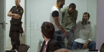 GRA67. MADRID, 10/07/2017.- Un momento del juicio que se celebra en la Audiencia Nacional contra los 6 presuntos yihadistas, detenidos en 2014 en Melilla en la operación Javer, acusados de captar combatientes marroquíes y españoles para Al Qaeda para atentar en el Magreb o "en suelo occidental", hechos por los que se enfrentan a 10 y 12 años de cárcel. EFE/Luca Piergiovanni
