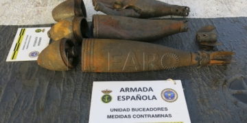 GRA073. MELILLA, 13/07/2017.- Fotografía facilitada por la Armada española que ha neutralizado hoy en Melilla cinco proyectiles que se encontraban bajo el mar, a una profundidad de 25 metros, y que fueron hallados por la Guardia Civil. La neutralización de estos proyectiles la ha llevado a cabo un equipo de la Unidad de Buceadores de Medidas Contraminas de la Armada desplazado desde Cartagena (Murcia) a bordo del patrullero "Serviola", con personal especialista en desactivación de explosivos (EOD). EFE/-