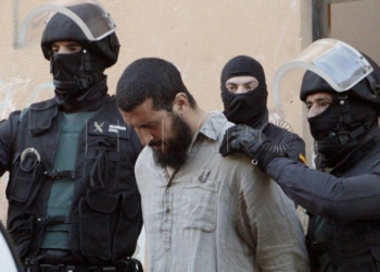 GRA011 MELILLA, 30/05/2014.- Uno de las seis personas que han sido detenidas en Melilla en un operación de la Guardia Civil y de la Policía Nacional en la que ha sido desarticulada una red internacional de captación y envío de yihadistas para su integración en organizaciones terroristas asentadas en Mali y Libia. EFE/F.G.Guerrero