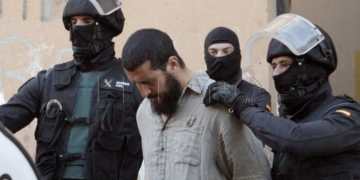 GRA011 MELILLA, 30/05/2014.- Uno de las seis personas que han sido detenidas en Melilla en un operación de la Guardia Civil y de la Policía Nacional en la que ha sido desarticulada una red internacional de captación y envío de yihadistas para su integración en organizaciones terroristas asentadas en Mali y Libia. EFE/F.G.Guerrero