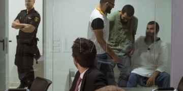 A la derecha, tres de los seis acusados de yihadismo que fueron juzgados ayer en la Audiencia Nacional./ EFE