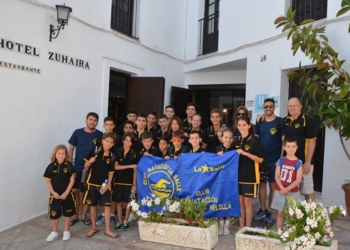 Foto de familia de todos los deportistas que desplazó el Club Natación La Salle hasta tierras cordobesas.