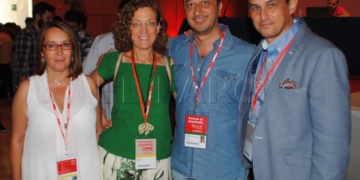 La secretaria general electa del PSOE de Melilla, Gloria Rojas, junto a Gómez de Celis (segundo por la derecha).