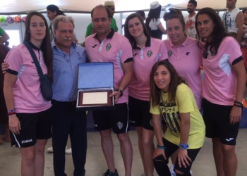 Jugadoras y presidente del equipo, Rafa Torreblanca, en una de sus jornadas extradeportivas en el CETI.