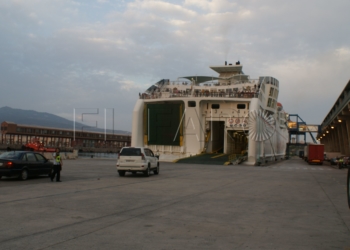 Imagen de archivo de un vehículo embarcándose en el puerto de Melilla