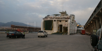 Imagen de archivo de un vehículo embarcándose en el puerto de Melilla