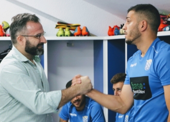 El presidente de la entidad melillense saludando a uno de sus jugadores de la actual plantilla.