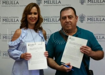 La consejera Paz Velázquez, junto al presidente del Centro Hijos de Melilla, Feliciano Palomo.
