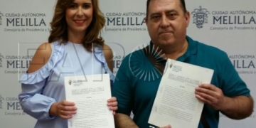 La consejera Paz Velázquez, junto al presidente del Centro Hijos de Melilla, Feliciano Palomo.
