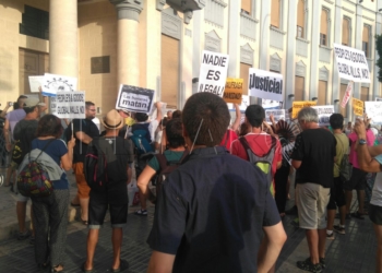 Activistas de la Caravana Abriendo Fronteras abuchean al exministro a su llegada