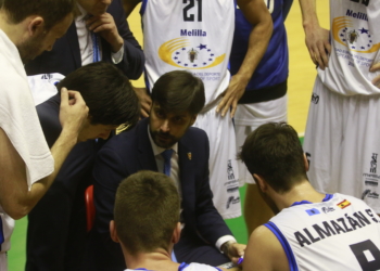 El técnico Alejandro Alcoba, dando consignas a todos sus jugadores en un tiempo muerto.