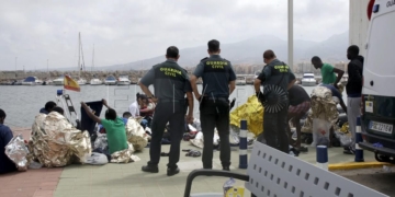 GRA333. MELILLA, 19/05/2017.- Efectivos de la Guardia Civil atienden esta tarde a varios de los 24 inmigrantes de origen subsahariano después de que la patera con la que intentaban llegar a Melilla haya naufragado. El rescate se ha producido en las inmediaciones de Aguadú (al norte de Melilla), y los inmigrantes han sido trasladados al puerto deportivo en la embarcación del GEAS de la Guardia Civil. EFE/F.G.GUERRERO