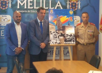 Imagen de todos los presentes junto al cartel anunciador de esta competición de obstáculos.