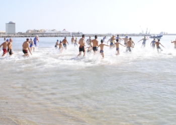 Salida de una de las ediciones pasadas de esta competición que se disputa en las aguas del litoral melillense.