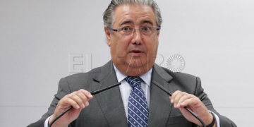 GRA159. MADRID, 05/07/2017.- El ministro del Interior, Juan Ignacio Zoido, durante su intervención en el acto celebrado hoy en el Ministerio de Sanidad para entregar la instrucción de la Secretaría de Estado de Seguridad sobre medidas policiales a adoptar frente a agresiones a profesionales de la salud. EFE/Zipi