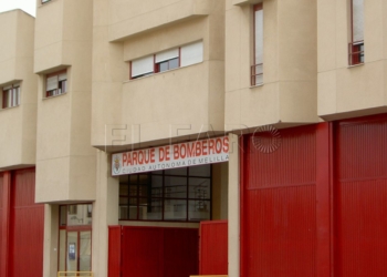 Los Bomberos intervienen para sofocar un fuego en el cauce del río en la zona de la Cañada