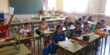 Fotografía de algunos de alumnos, que disfrutan de las clases impartidas en el campamento de verano