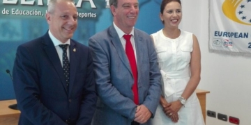 El presidente de la RFEBM, Blázquez (i) junto a Miranda (c) y Samira Mizzian (d)